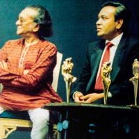 Pandit-Ravi-Shankar-Sitarist-and-Dr-Kothari-awarding-the-trophies-during-a-cultural-program-at-the-conference-New-Delhi-1991