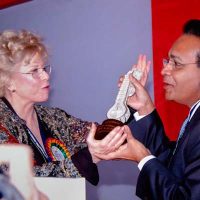 Prof.-June-Reinisch-USA-presenting-Life-Time-Achievement-Award-to-Dr-Kothari-at-a-conference-in-Hyderabad-2007